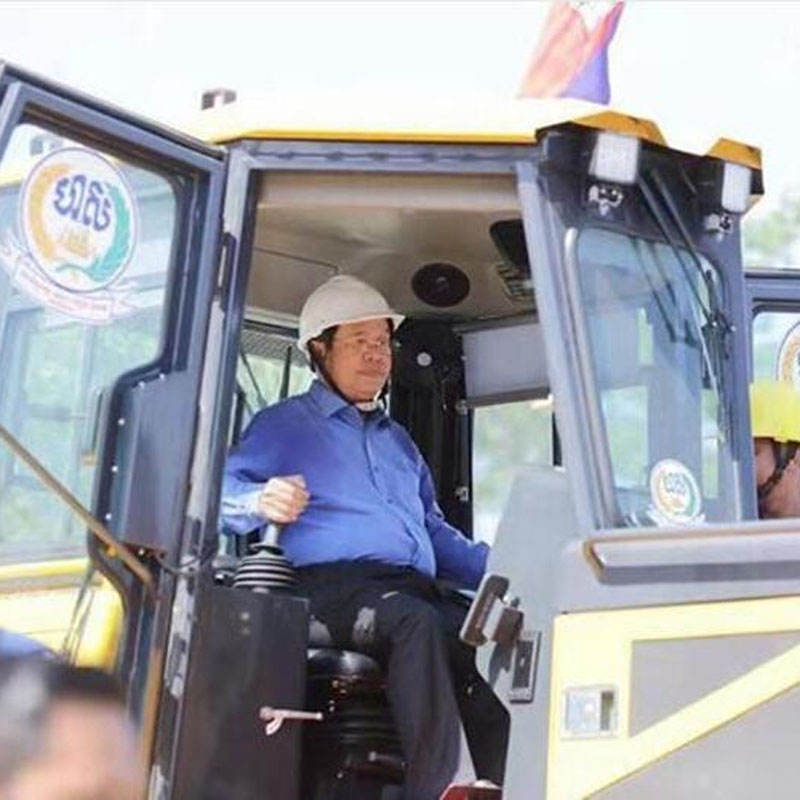 Il primo ministro cambogiano Hun Sen prova il bulldozer Shantui